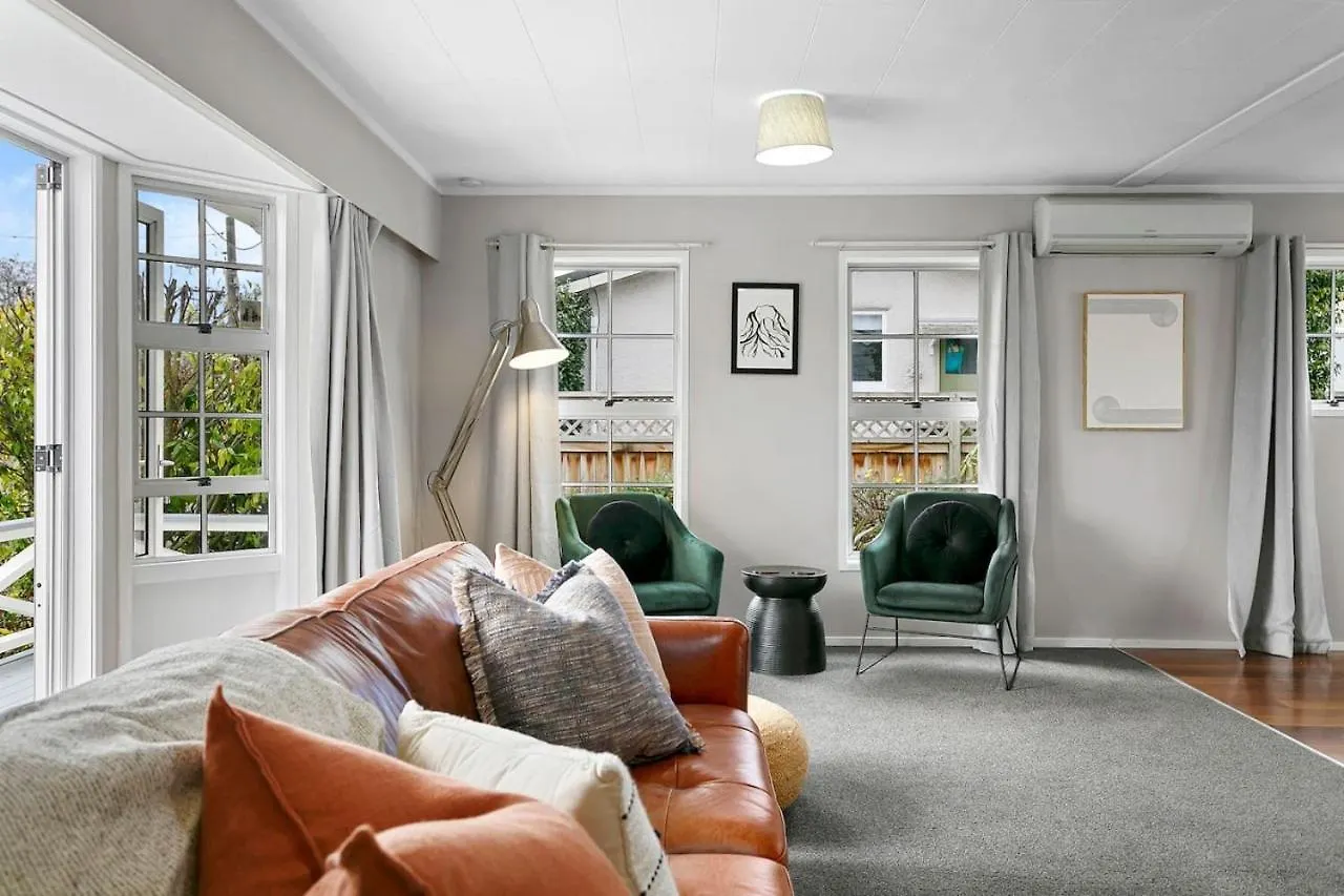 Chic Central Taupo Escape With Space, Comfort And Style 0*,