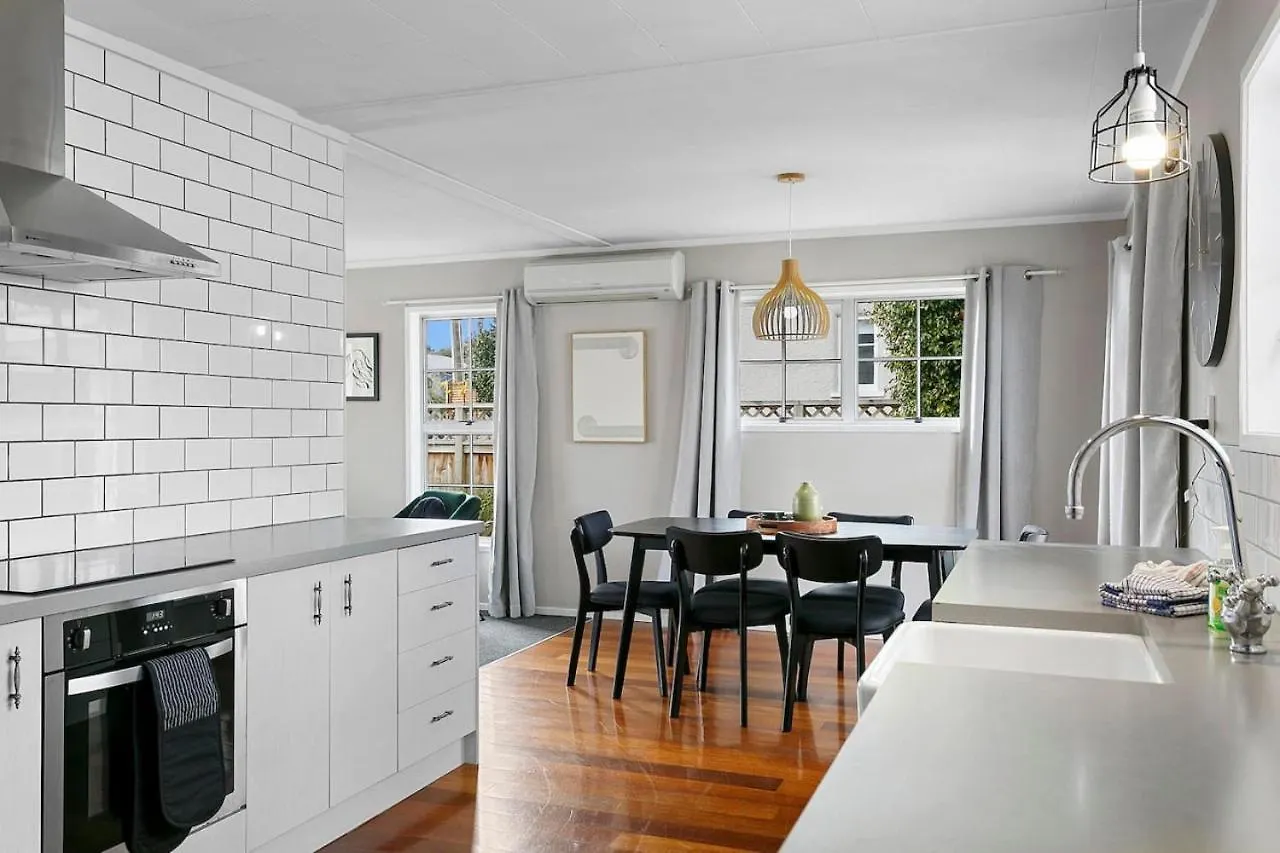 Chic Central Taupo Escape With Space, Comfort And Style 0*,